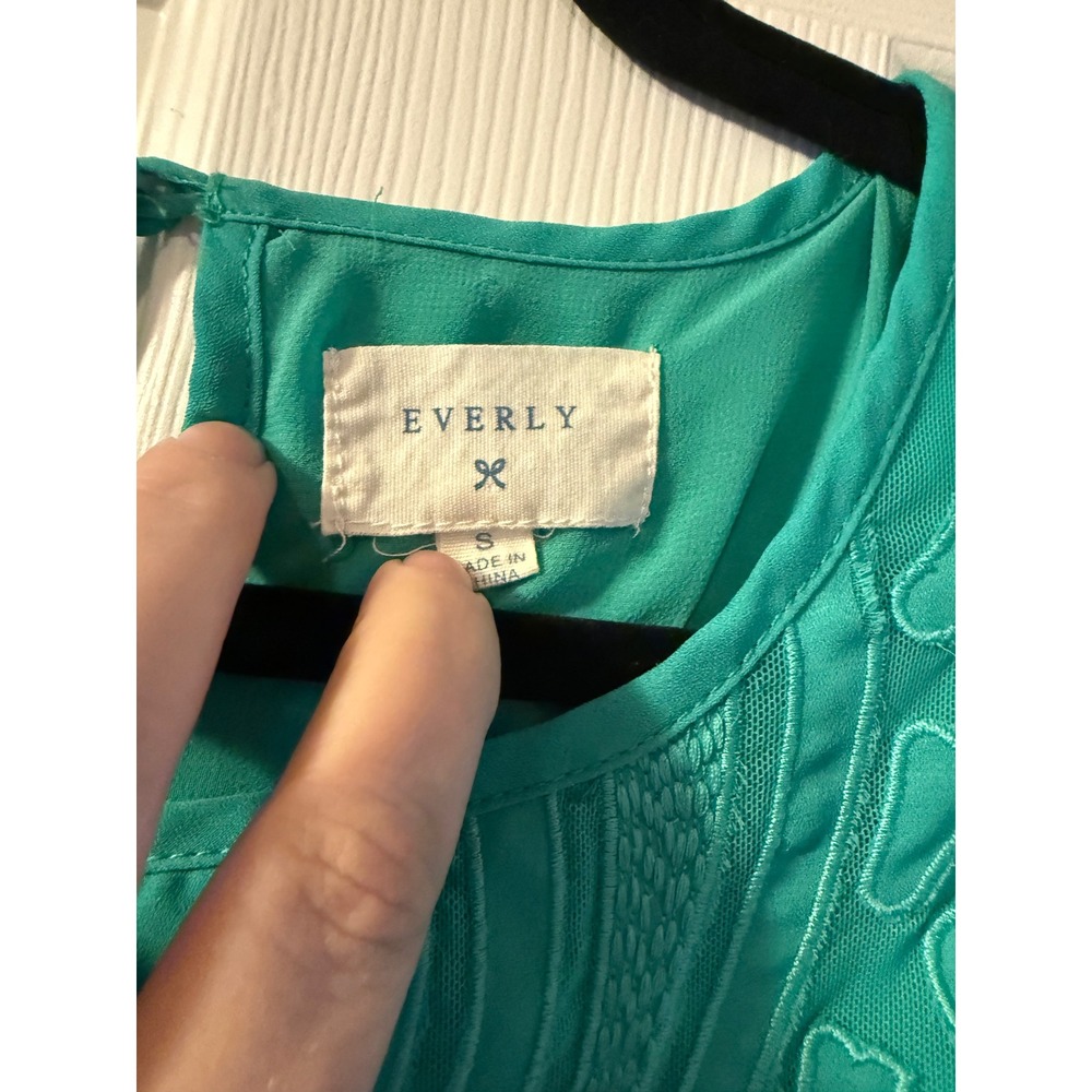 Everly Teal Green Sleeveless Embroidered V-Neck Blouse Keyhole Back Top Small - Picture 3 of 8